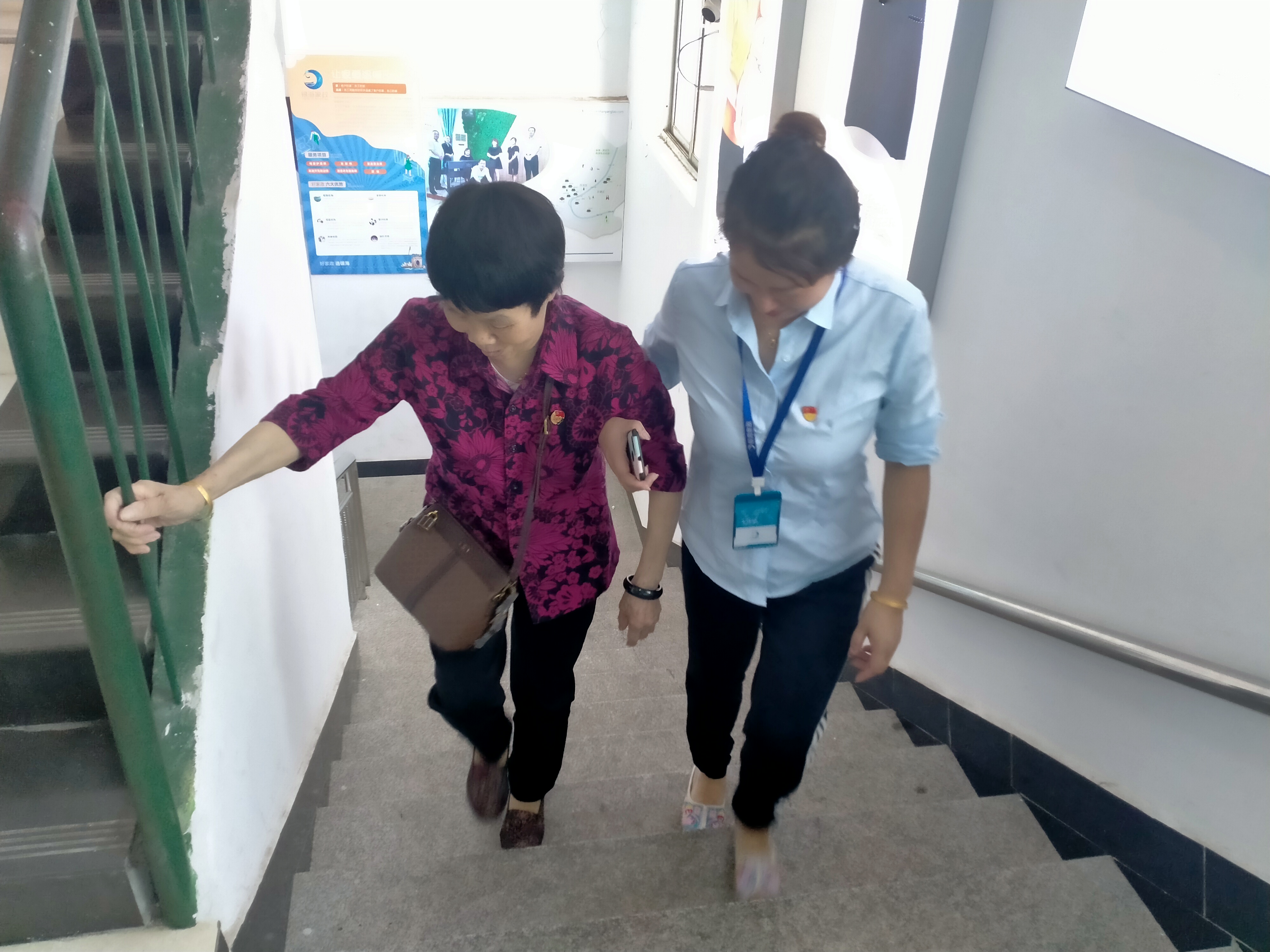 年輕黨員接老黨員參觀銀海培訓學校