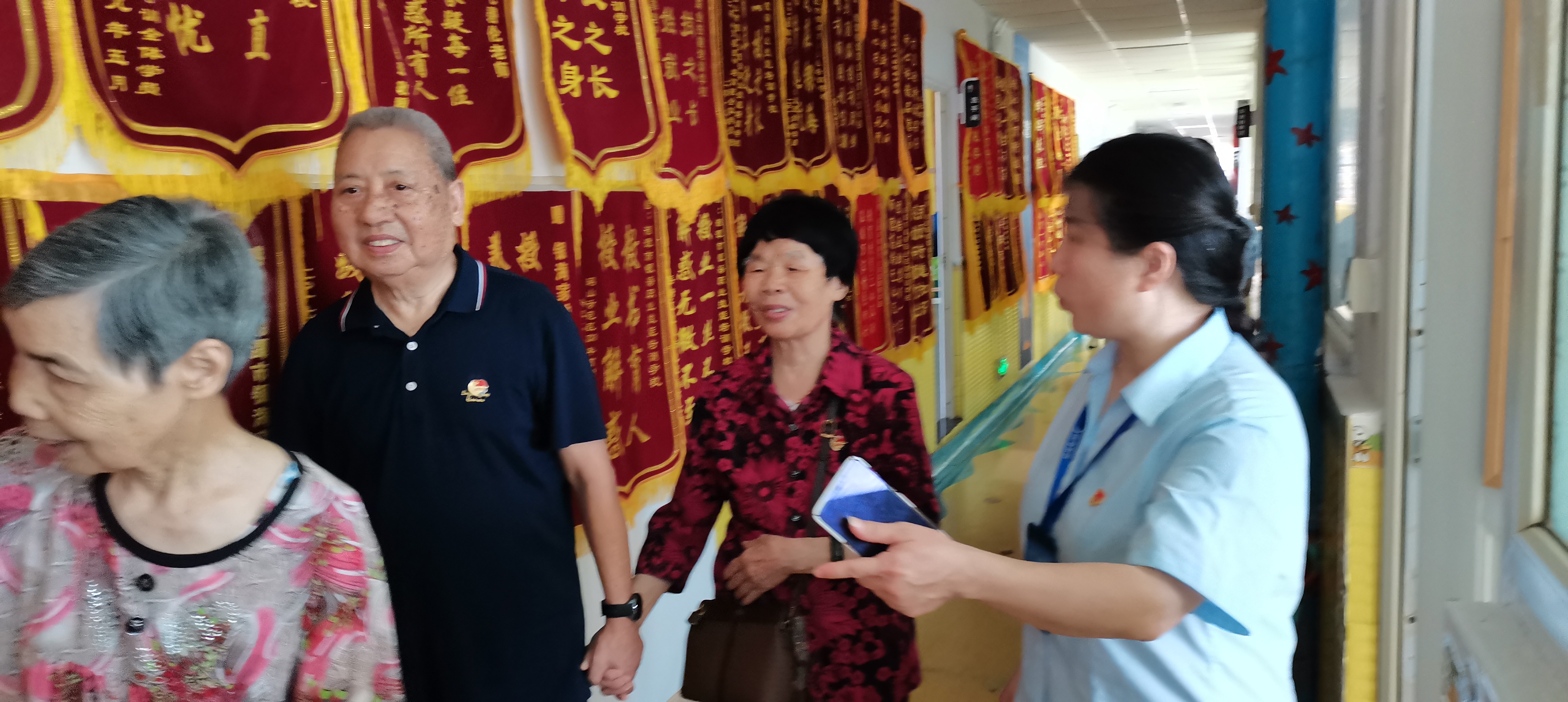 年輕黨員接老黨員參觀銀海培訓學校