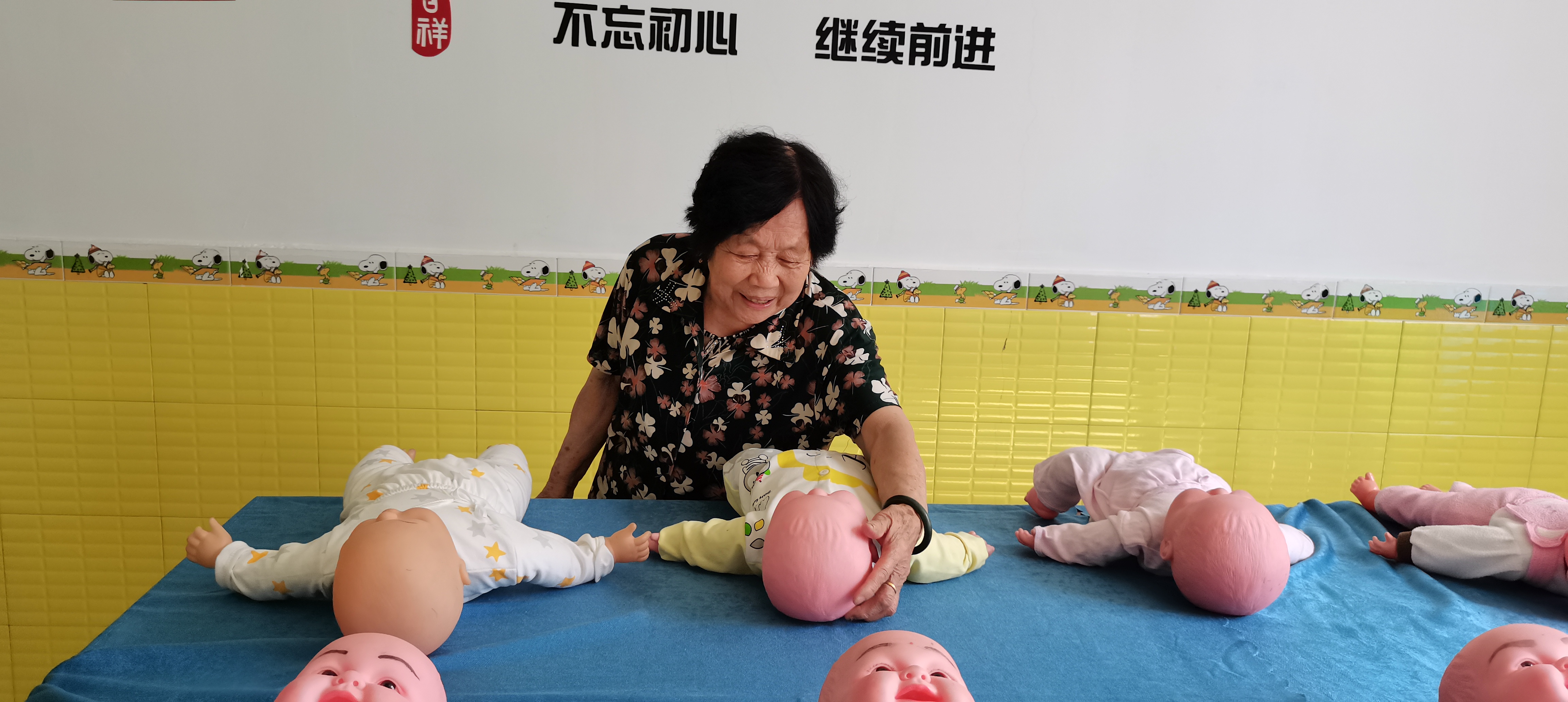 年輕黨員接老黨員參觀銀海培訓學校