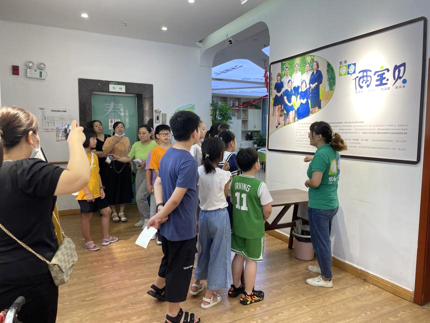 倆寶貝里來(lái)了一群小志愿者