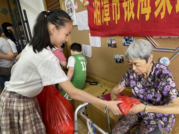 倆寶貝里來(lái)了一群小志愿者