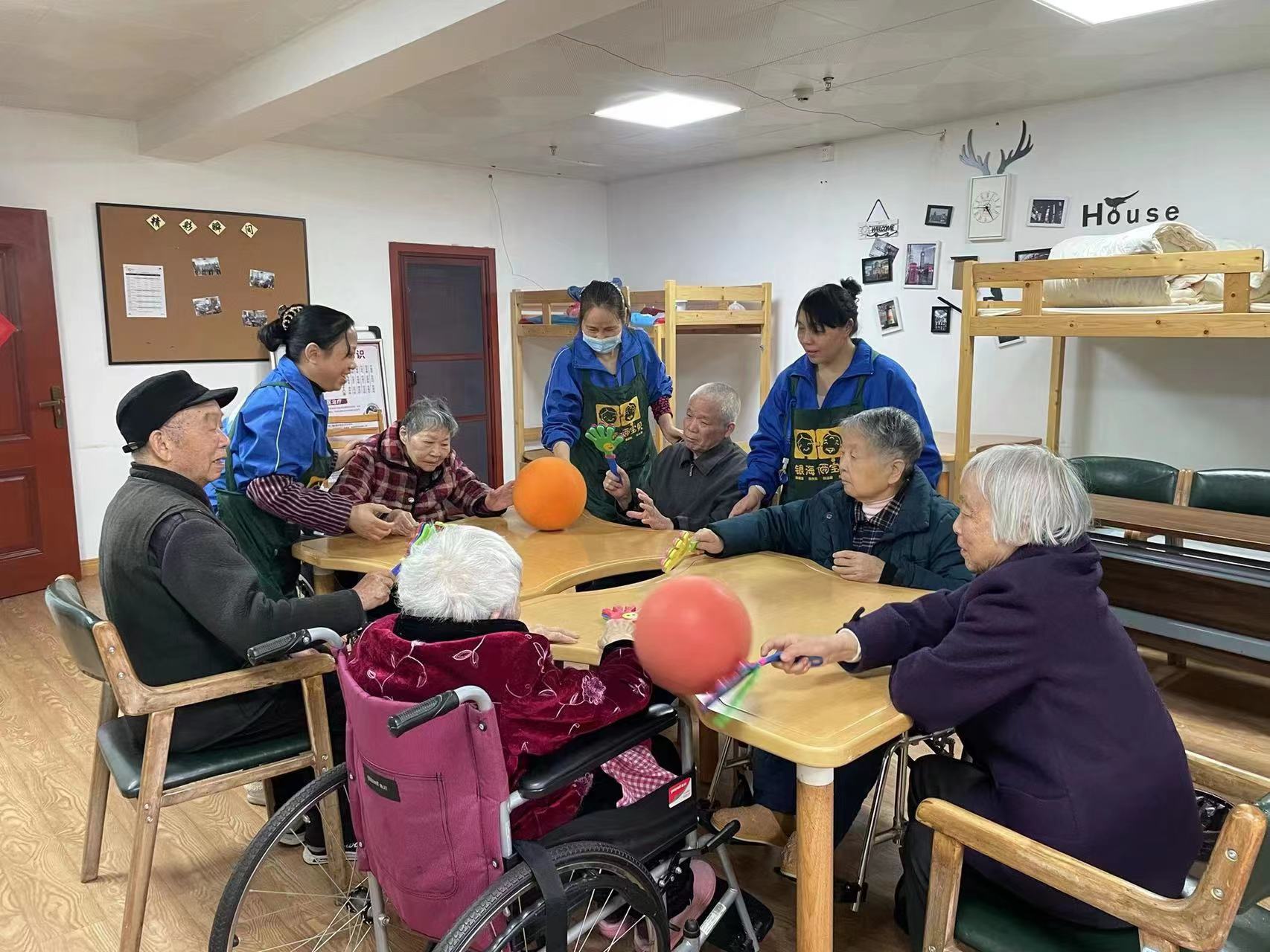 銀海倆寶貝養(yǎng)老護(hù)理員日常工作