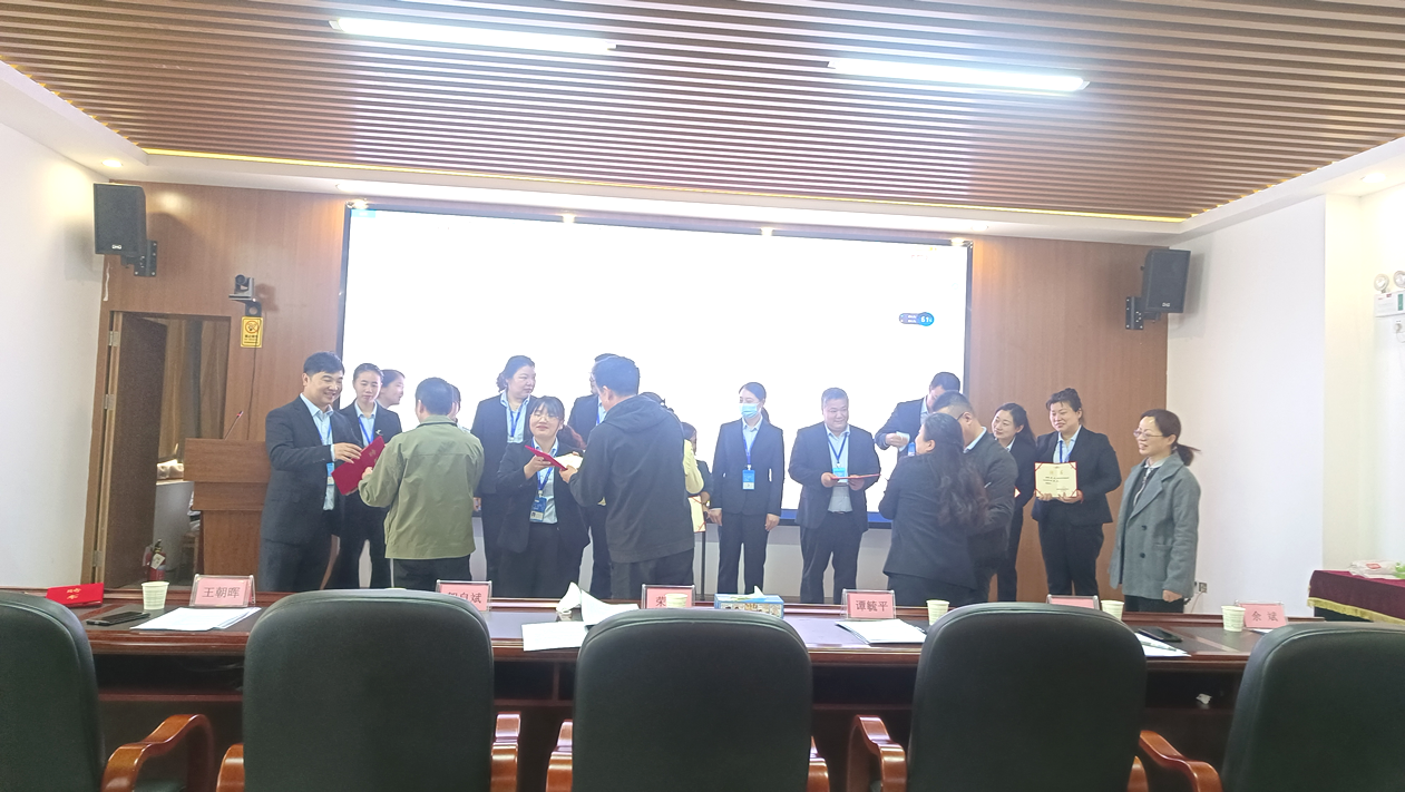 為試點(diǎn)工作領(lǐng)導(dǎo)小組的成員頒發(fā)證書