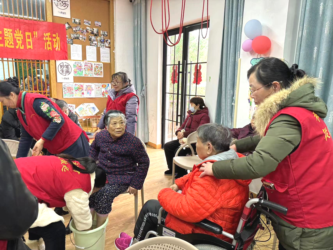 志愿者們?yōu)殚L者剪發(fā)、洗腳修指甲、按摩等