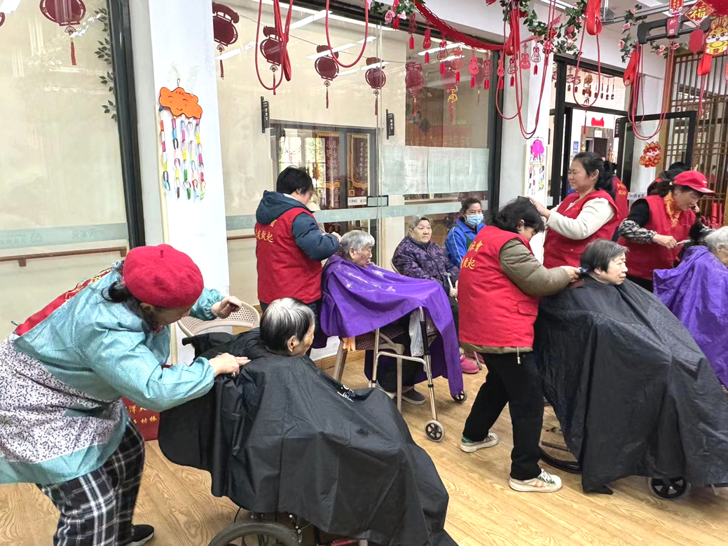 志愿者們?yōu)殚L者剪發(fā)、洗腳修指甲、按摩等