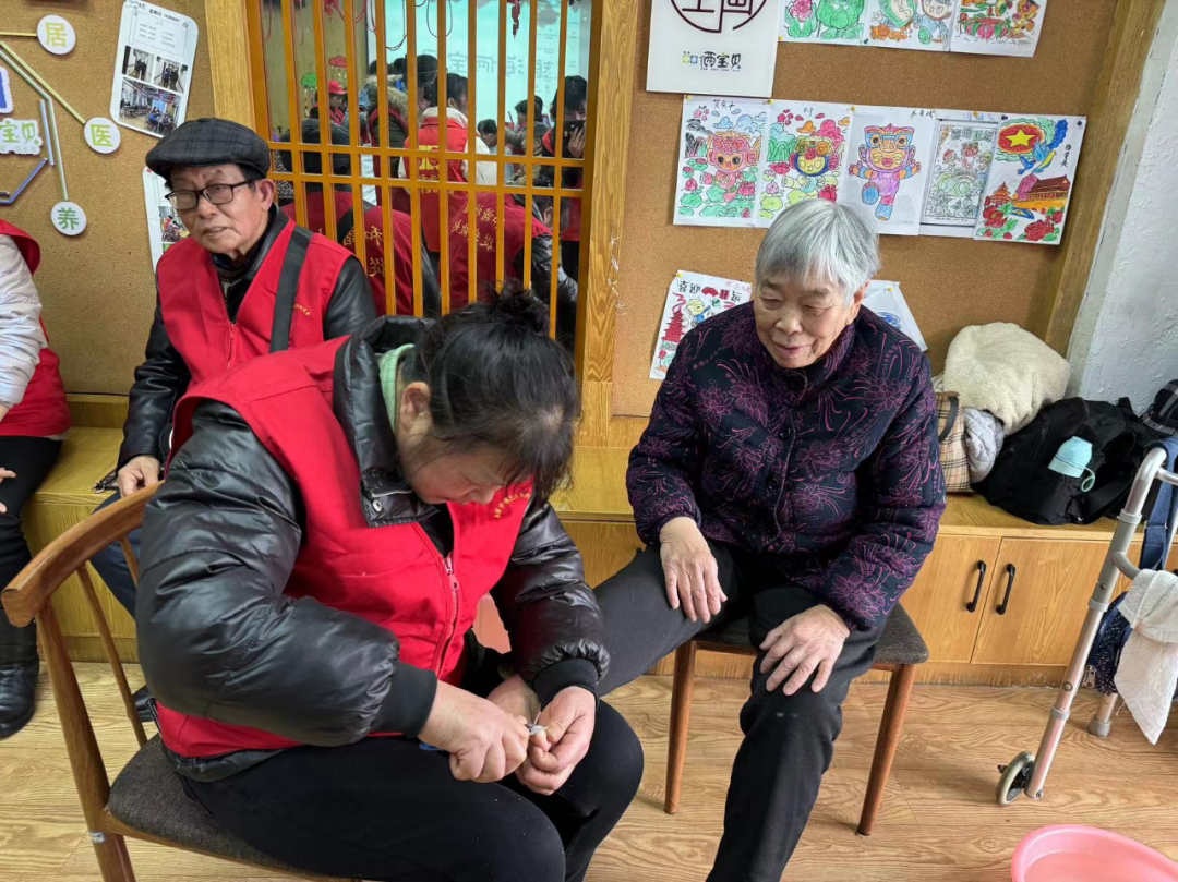 志愿者們?yōu)殚L者剪發(fā)、洗腳修指甲、按摩等
