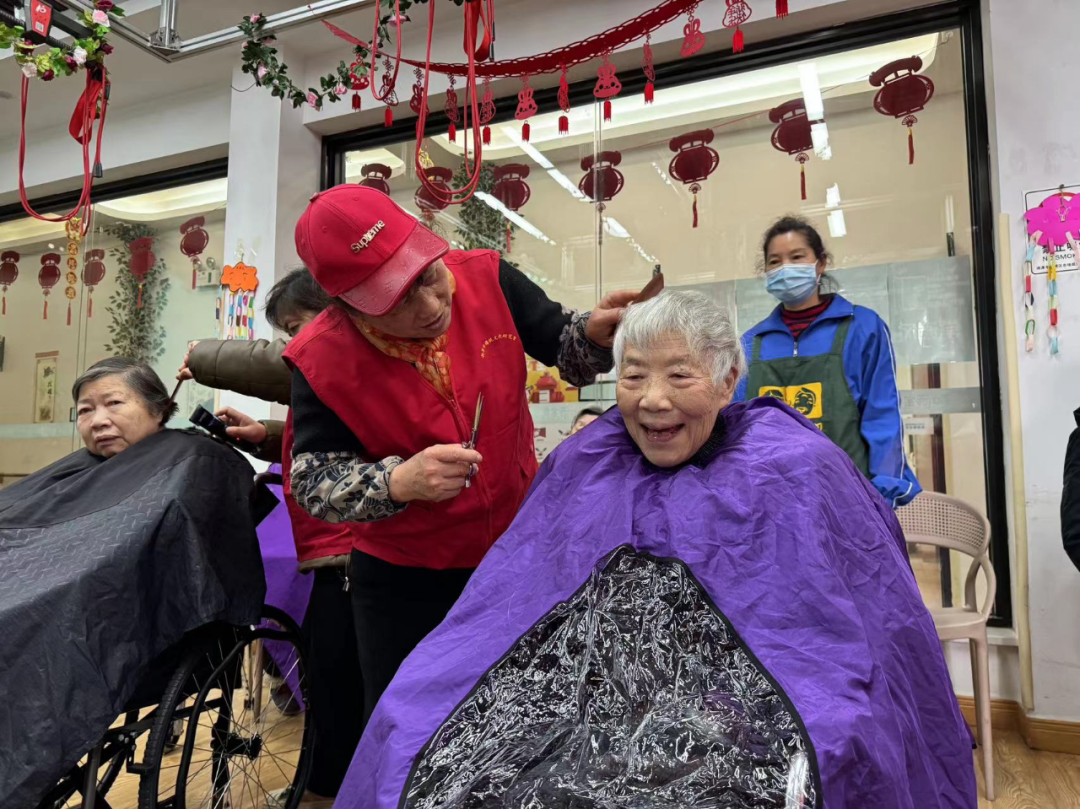 志愿者們?yōu)殚L者剪發(fā)、洗腳修指甲、按摩等