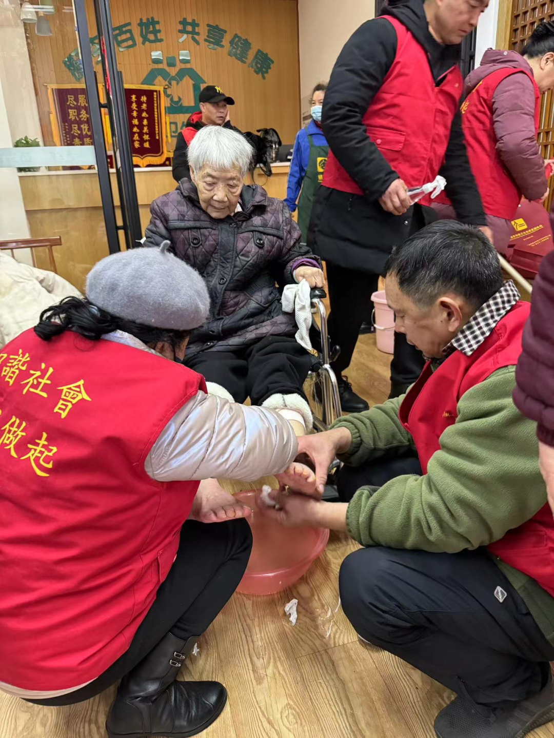 志愿者們?yōu)殚L者剪發(fā)、洗腳修指甲、按摩等