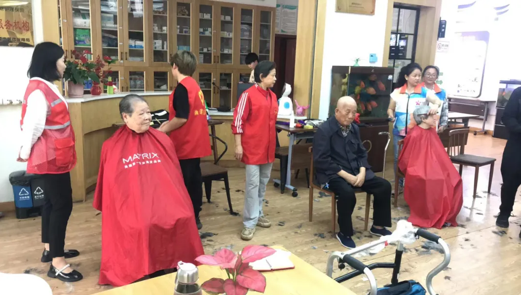 鄧葉平為爺爺奶奶理發(fā)剃須、剪指甲