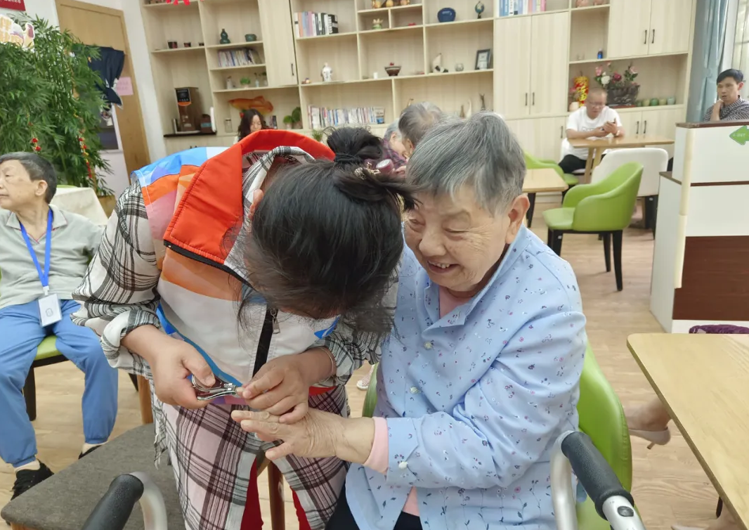 鄧葉平為爺爺奶奶理發(fā)剃須、剪指甲