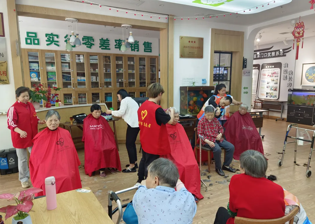 鄧葉平為爺爺奶奶理發(fā)剃須、剪指甲